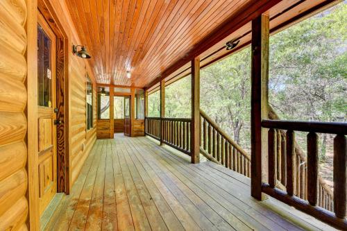 Charming Cabin with Decks and Fire Pit - Walk to River in Macclenny (FL)