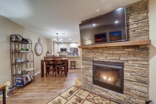 Cozy Banner Elk Condo with Fireplace and Lookout Deck! in Banner Elk, USA