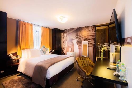 Queen Room image 4