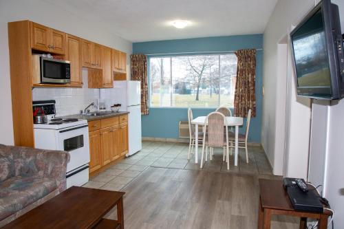 Kitchen, Spanish Villa Resort in Penticton (BC)