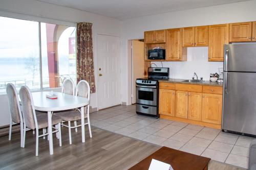 Kitchen, Spanish Villa Resort in Penticton (BC)