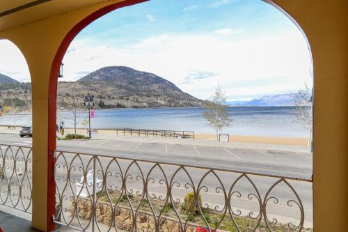 View, Spanish Villa Resort in Penticton (BC)