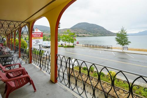 View, Spanish Villa Resort in Penticton (BC)