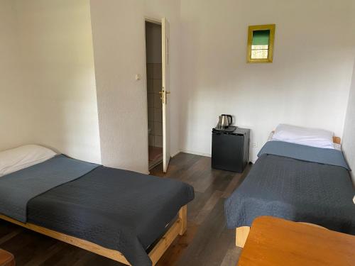 2 twin beds