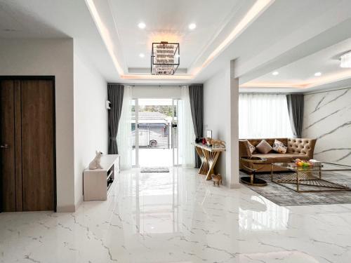 Modern Luxury House In Phuket Town