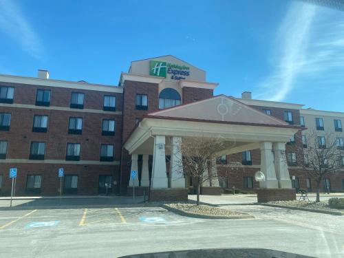 Holiday Inn Express and Suites Detroit North-Troy, an IHG Hotel