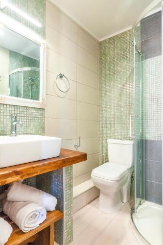 Double or Twin Room image 3
