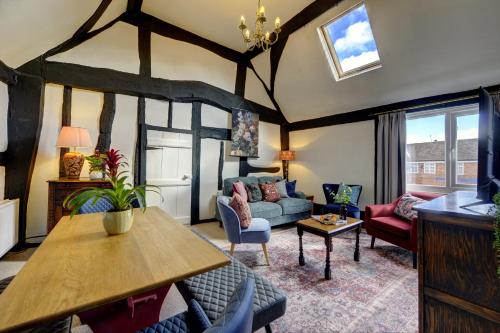 Loft Cottage by Spa Town Property - 2 Bed Tudor Retreat Near to Stratford-upon-Avon, Warwick & Solihull - Apartment - Stratford-upon-Avon