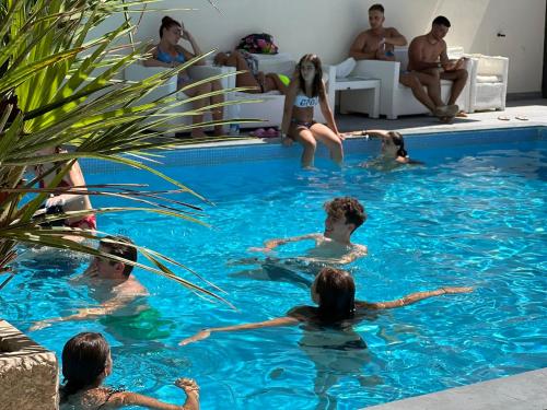 Hotel Ardea - Tap to explore photos