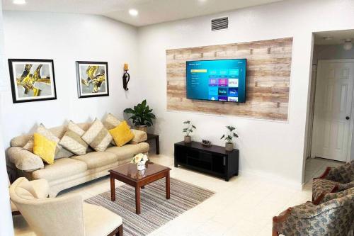 Amazing & Cozy Duplex Near Zoo Miami