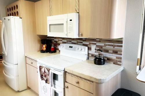 Kitchen, Amazing & cozy Duplex near Zoo Miami ! in South Miami Heights