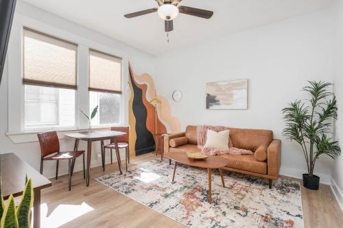 Feelin' Peachy in Downtown WS! Renovated Queen - Apartment - Winston-Salem