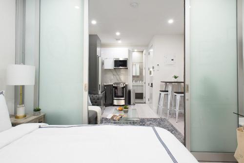 78-3B New Junior 1 BR Prime UES WD in unit in New York, USA