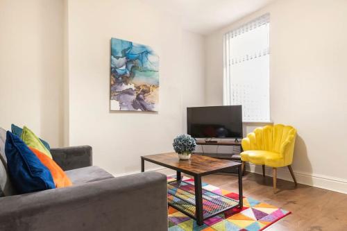 3-bedroom Home in Liverpool L15 with FREE Parking, Liverpool
