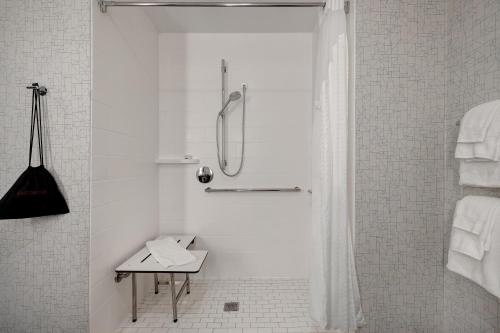 King Room - Hearing Accessible - Roll-in Shower