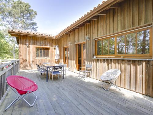 Belle villa en bois 6 personnes avec terrasse et Wi-Fi à Biscarrosse - FR-1-521-71 gîte à louer Golf Biscarrosse