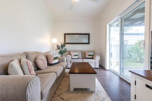 Shoalz Renovated Cottage and Boat Parking - image 4
