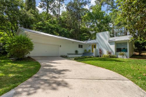 UF SUNSHINE HOUSE - Patio & BBQ & Fire Pit - Chef Kitchen - Upscale Neighborhood!