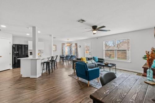 Modern, family friendly home w garage, huge yard! in Leander, USA