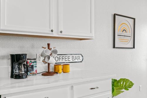 Modern, family friendly home w garage, huge yard! in Leander, USA