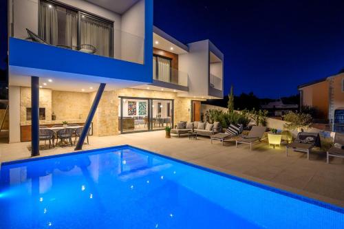 Villa Seven Seas with heated pool and jacuzzi by the sea – khách sạn tại Razanj