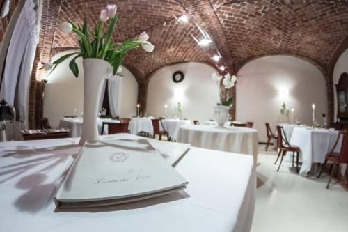 Ristorante Albergo Ca Vittoria Set in a prime location of Tigliole, Ristorante Albergo Ca Vittoria puts everything the city has to offer just outside your doorstep. Featuring a complete list of amenities, guests will find their st