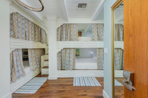 Smart Solution - Individual Private Bed-Pods in Gorgeous Shared Space - Woman Only - Full-sized mattresses in Individual Pods - with built-in private storage - Gorgeous Shared Room - Affordable Luxury - Sparrow House - Apartment - Phoenix