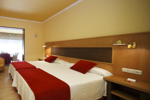 3 twin beds