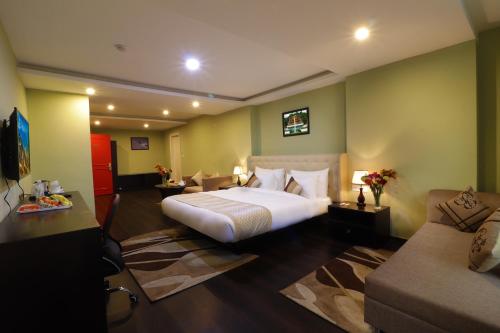 Junior Suite with Balcony image 2