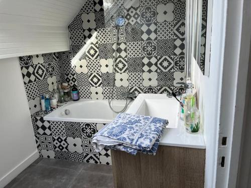 Bathroom, Villa Architecte - La Celle saint cloud in Bougival