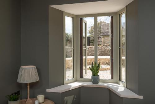 Uitzicht, Designer Cotswold post house with external sauna in Didmarton