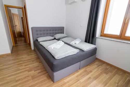 1 queen bed, 1 twin bed, 1 bunk bed