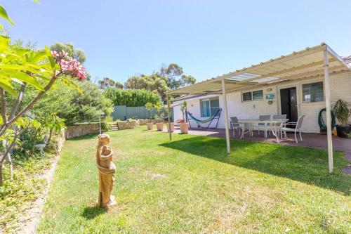 Kert, Shabby Chic Shack - 2 bedroom Beach Cottage in Yanchep