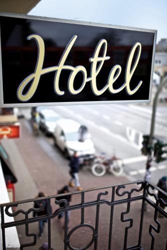 Fritz im Pyjama Hotel