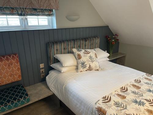 The White Horse Hotel and Luxury Shepherds Huts