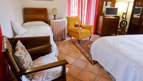 1 double bed, 1 twin bed, 3 sofa beds