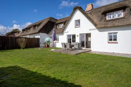 Fischerhaus am Strand Reetdachhaus Friesenhaus in Brösum, Deutschland