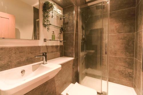 Baño, Redhill Apartments by Pay As U Stay in Reigate