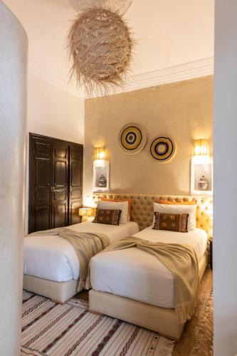 2 twin beds