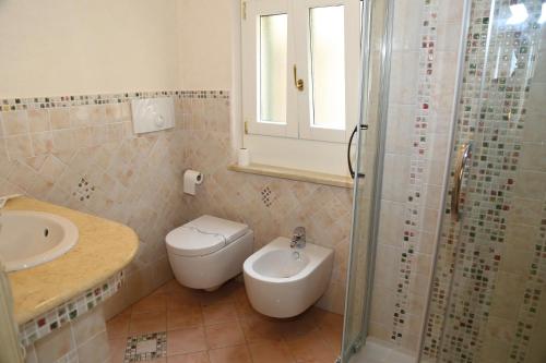 Deluxe Double or Twin Room with Balcony image 4