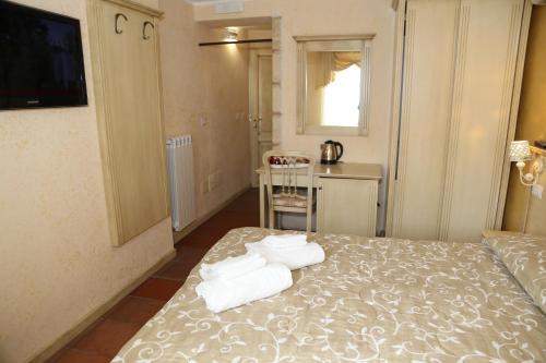 Double or Twin Room with Balcony image 8