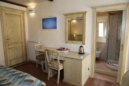 Deluxe Double or Twin Room with Balcony image 8