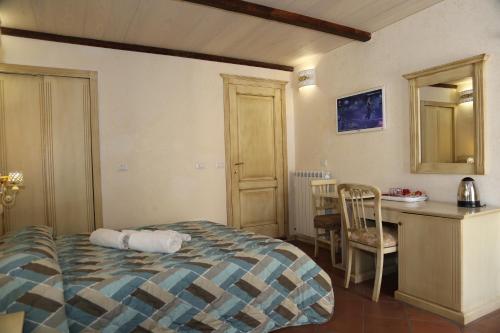 Deluxe Double or Twin Room with Balcony image 9