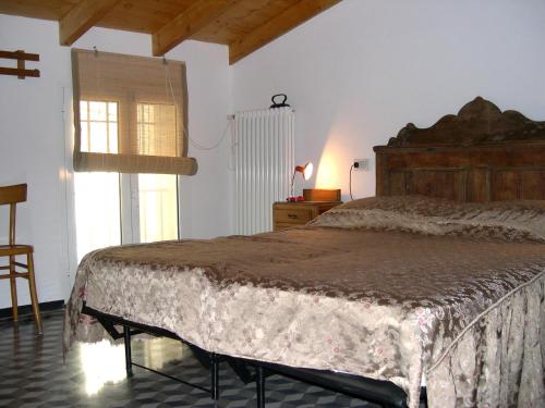 1 queen bed, 1 bunk bed