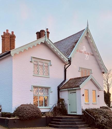 The White Horse Hotel and Luxury Shepherds Huts