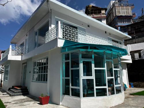 The Warrick Homestay, A Luxe Stay Near Mall Road, Shimla