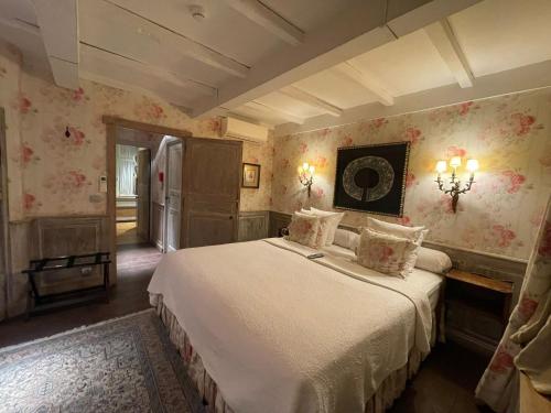 Deluxe Double Room image 7