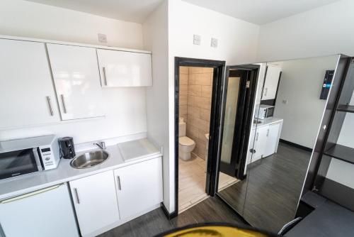 STAY SA Cosy equipped studios available 10 mins from the city! Free WIFI &50 SMART TV's!, Birmingham (Foto 3)