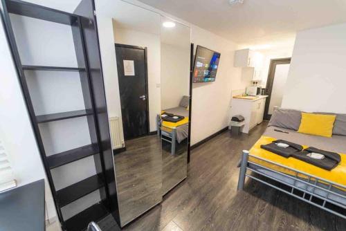 STAY SA Cosy equipped studios available 10 mins from the city! Free WIFI &50 SMART TV's!, Birmingham (Foto 6)