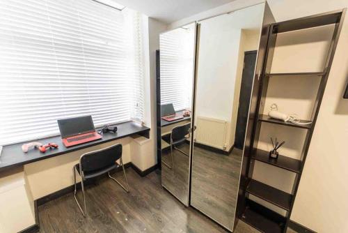 STAY SA Cosy equipped studios available 10 mins from the city! Free WIFI &50 SMART TV's!, Birmingham (Foto 10)